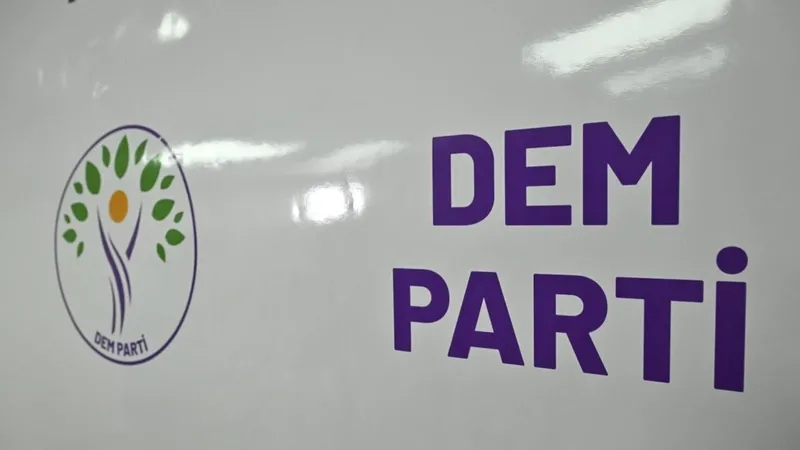 cinsel-icerikli-goruntuleri-ifsa-olmustu-demli-zeyni-ipek-istifa-etti-1723124265402.jpeg Cinsel içerikli görüntüleri ifşa olmuştu! PKK'nın siyasi ayağı DEM'li Zeyni İpek istifa etti-2