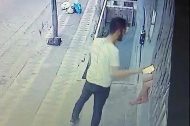 Sultangazi'de pes dedirten olay!  Çocuğun elindeki telefonu böyle çaldı