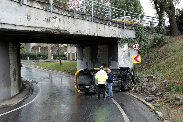 istanbulda-yolda-kayan-taksi-duvara-carpip-takla-atti-1633766562154.jpg İstanbul'da, yolda kayan taksi duvara çarpıp takla attı-3