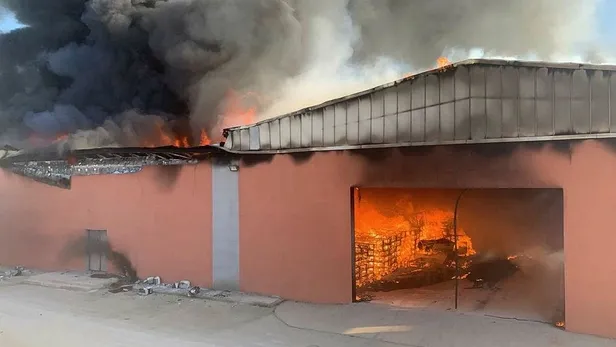 harran-universitesinde-lojistik-deposunda-korkutan-yangin-1610294364263.jpeg Harran Üniversitesi'nde lojistik deposunda korkutan yangın!-4