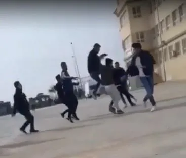 Şanlıurfa’da bıçaklı dehşet: Öğrenciler okul bahçesinde birbirine girdi!-2