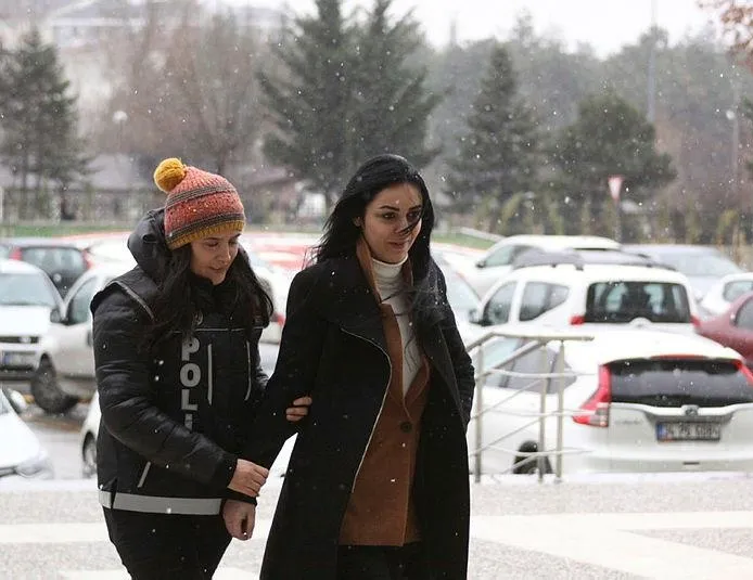 Otobüste yakalandı! Utanmadan gülümsedi