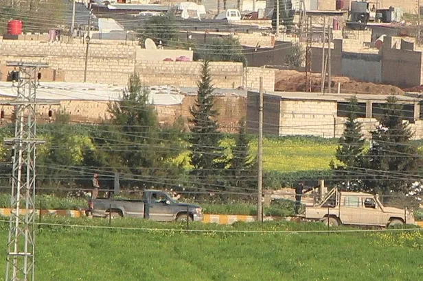 YPG'li teröristlerin Suriye'deki konvoyu görüntülendi-3
