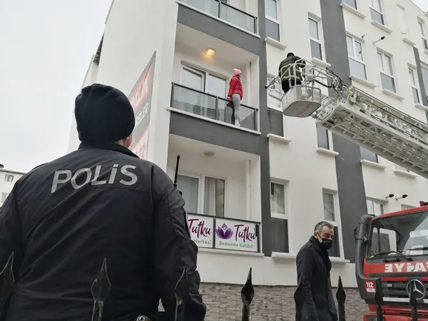 sevgilisi-tarafindan-2-hafta-boyunca-rezidansta-alikonulan-kadin-kurtarildi-1644928887164.jpg Sevgilisi tarafından 2 hafta boyunca rezidansta alıkonulan kadın kurtarıldı-3