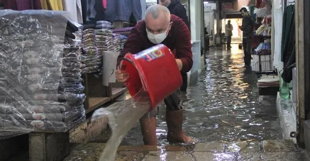 İzmir’de her yağmurda aynı manzara: Tarihi Kemeraltı Çarşısı’nı su bastı