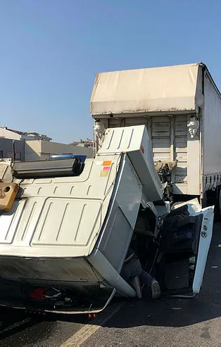 Beylikdüzü'nde üç tır birbirine girdi! Trafik kilitlendi
