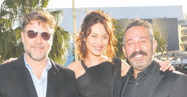 Cem Yılmaz, Son Umut filminde başrolü paylaştığı Russell Crowe’un doğum gününü kutladı