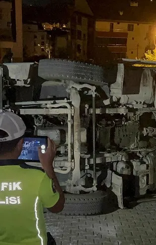 Kocaeli'de çöp kamyonu devrildi!