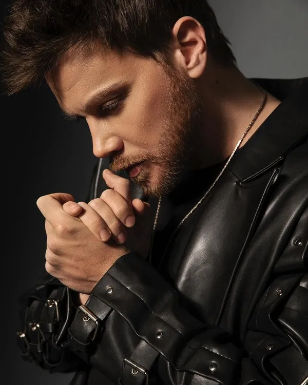 40-yasindaki-sinan-akcil-bekarlik-yerine-gore-sultanlik-deyip-bombalari-art-arda-patlatti-genc-popcu-aleyna-ti-1657572963429.jpg 40 yaşındaki Sinan Akçıl ‘bekarlık yerine göre sultanlık’ deyip bombaları art arda patlattı! Genç popçu Aleyna Tilki’yi arayıp...-3