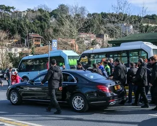 Plakayı görünce yanına koştular