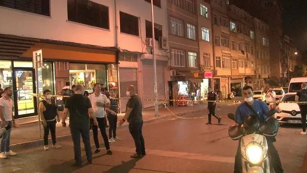 fatih-kocamustafapasada-cocuklarini-rehin-aldiktan-sonra-pompali-tufekle-etrafa-ates-acan-sahis-gozaltina-alindi-1627937535990.jpeg Fatih Kocamustafapaşa'da çocuklarını rehin aldıktan sonra pompalı tüfekle etrafa ateş açan şahıs gözaltına alındı!-2