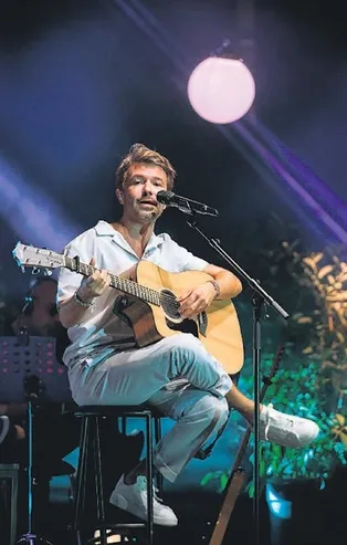 Yalın'dan Pazar sürprizi! Ünlü şarkıcı hem coştu hem coşturdu