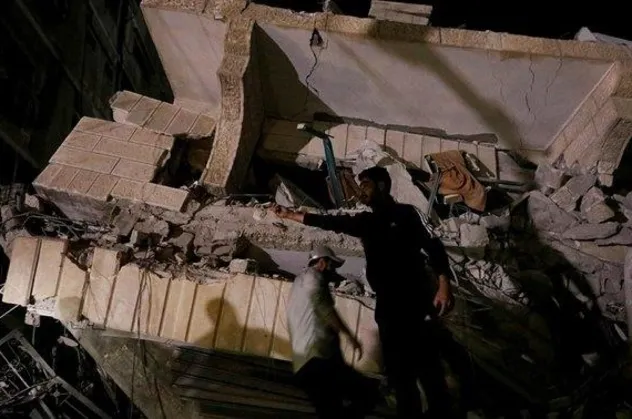 İsrail Gazze'de bir camiyi bombaladı: 3 yaralı