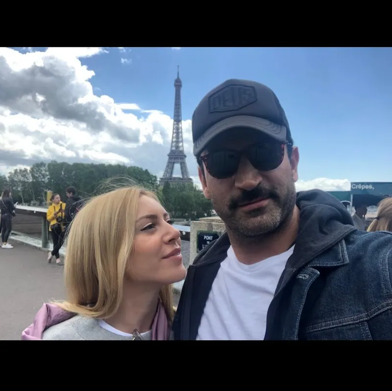 abinin-yildizi-kenan-imirzalioglunun-ilk-goz-agrisi-fotografci-cikti-lalin-objektif-basinda-1771934561360.jpg A.B.İ.’nin yıldızı Kenan İmirzalıoğlu’nun ilk göz ağrısı fotoğrafçı çıktı: Lalin objektif başında!-5