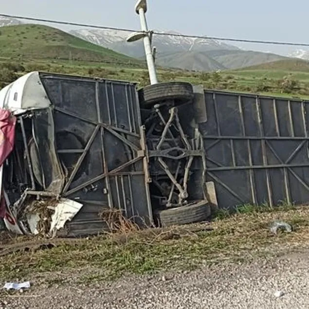 Yolcu otobüsü devrildi!