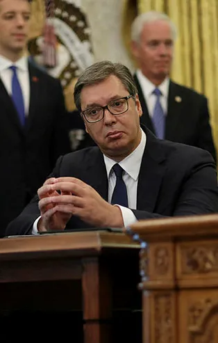 Sırbistan Cumhurbaşkanı Aleksandar Vucic'ten "ne imzaladım ben" bakışı! Trump'ın açıklaması sırasında şoka girdi