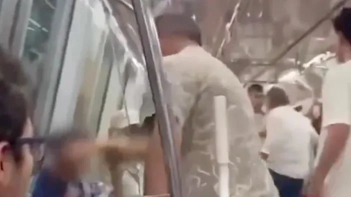 metroda-suriyeli-cocugu-doven-saldirgan-tutuklandi-1725023096283.jpeg Metroda Suriyeli çocuğu döven saldırgan tutuklandı-2