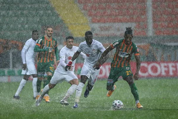 alanyaspor-sivasspor-maci-iptal-mi-alanyaspor-sivasspor-maci-devam-edecek-mi-1612015631381.jpg Alanyaspor Sivasspor maçı iptal mi? Alanyaspor Sivasspor maçı devam edecek mi?-2