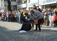 Edremitteki çarşaflı kadının zincire vurulması rezaletine tepki yağdı: Bu hakaret Anadolu kadınına