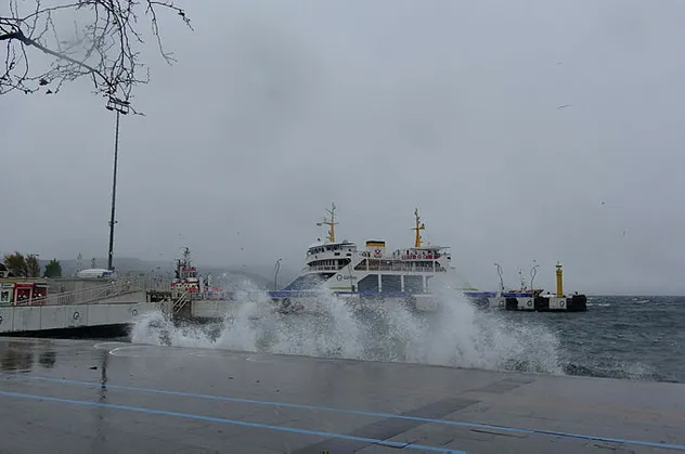 Marmara'daki poyraz deniz ulaşımını vurdu