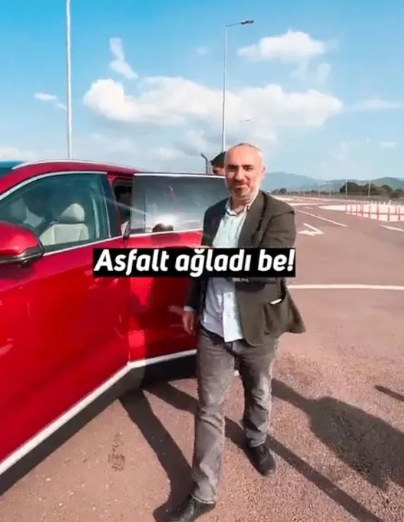 togg-fabrikasi-karsisinda-fondas-ismail-saymazin-bile-nutku-tutuldu-cumhurbaskani-erdoganin-israri-olmasa-togg-1696482653799.jpeg TOGG fabrikası karşısında fondaş İsmail Saymaz'ın bile nutku tutuldu: Cumhurbaşkanı Erdoğan'ın ısrarı olmasa TOGG yaşamazdı-6