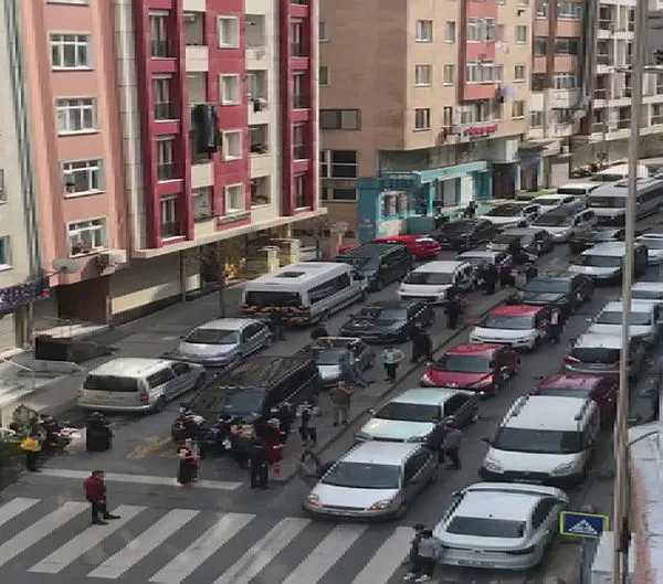 İstanbul'da kısıtlamaya rağmen sokakta düğün eğlencesi-3