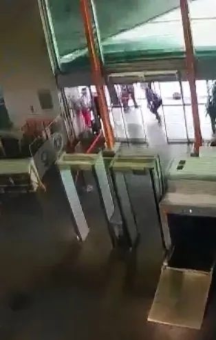 Bursa'da otobüs terminalinin çatısı böyle çöktü! Panik anları kamerada