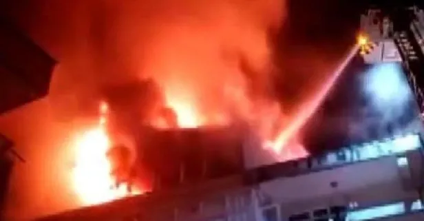 Sancaktepe’de gece yarısı korkutan yangın! 5 katlı binanın çatısı alevlere teslim oldu