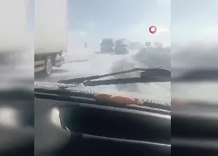 Kars’ta şiddetli tipi karayolunu kapattı: Onlarca araç mahsur kaldı