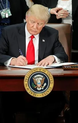 Trump 'Meksika duvarı' kararını imzaladı