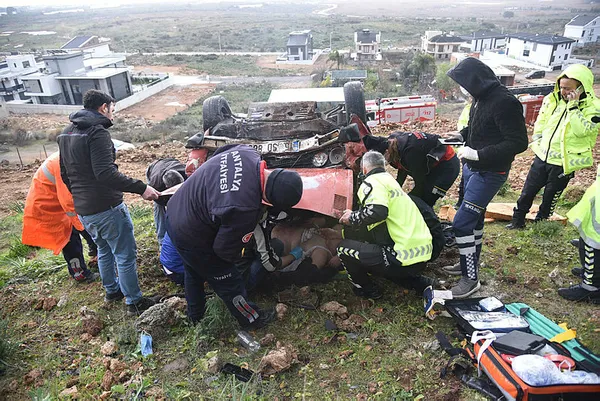 1643881588559.jpg Antalya'da korkunç kaza! Manevra yapmak isterken 25 metreden yere çakıldı-3
