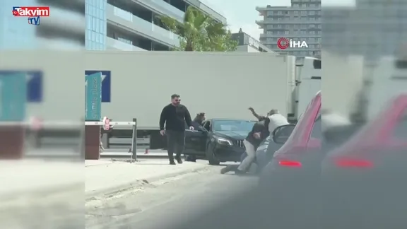 Trafikte satırlı kavga! O anlar kamerada!