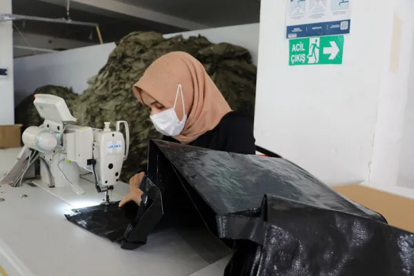 yaptiklari-isi-duyunca-tuyleriniz-urperecek-abd-icin-15-milyon-ceset-torbasi-diktiler-1621842767441.jpg Yaptıkları işi duyunca tüyleriniz ürperecek! ABD için 1,5 milyon ceset torbası diktiler-2