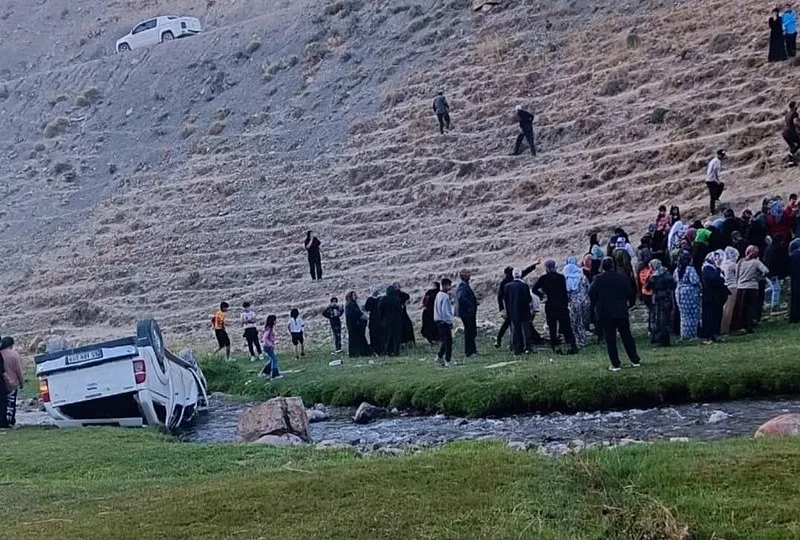 Kamyonet uçuruma yuvarlandı!