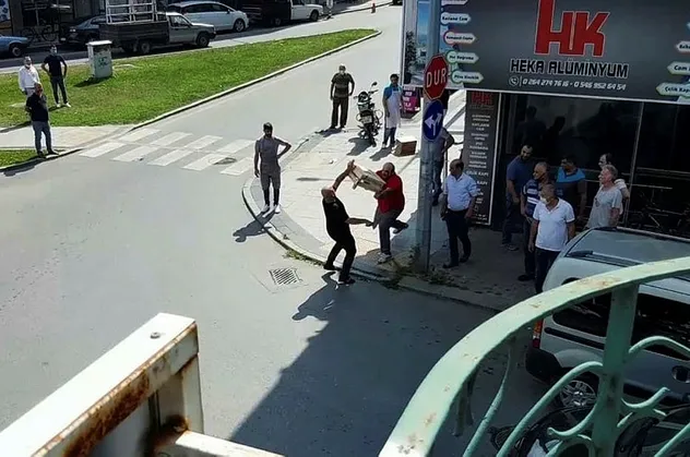 Ortalık bir anda savaş alanına döndü! Satırlı dehşet