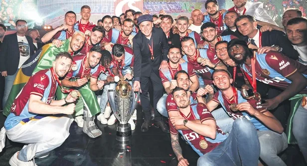 sampiyonluk-kutlamalari-oncesi-karadeniz-bordo-maviye-boyandi-1652566963592.jpeg Şampiyonluk kutlamaları öncesi Karadeniz, Bordo-Maviye boyandı-2