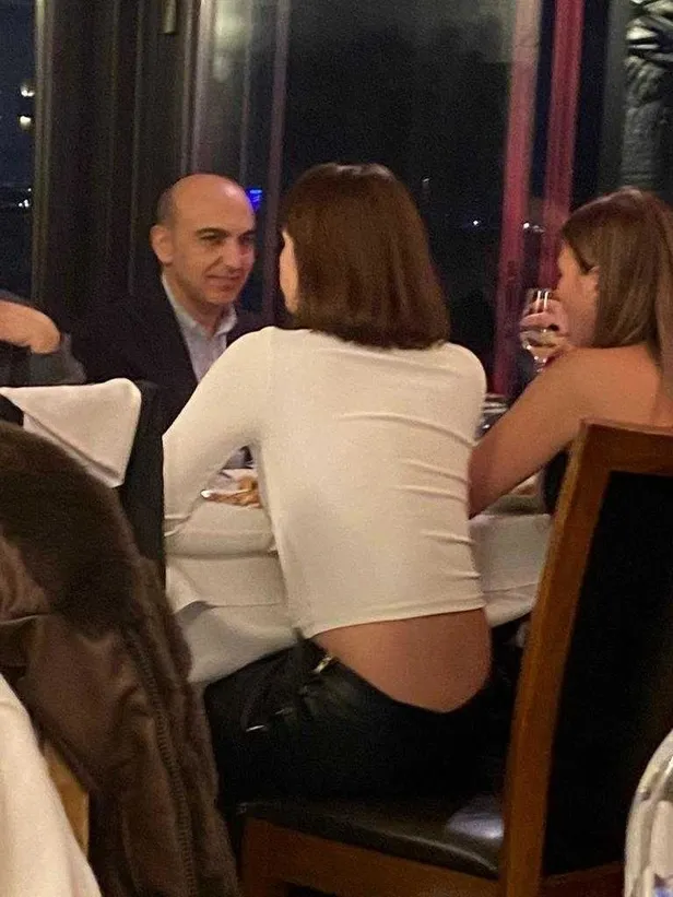 ekrem-imamogluna-hakaret-eden-bulent-kerimoglunun-alem-fotograflari-servis-edildi-dikkat-ceken-murat-ongun-det-1690063202679.jpeg Ekrem İmamoğlu'na hakaret eden Bülent Kerimoğlu'nun alem fotoğrafları servis edildi! Dikkat çeken Murat Ongun detayı-9