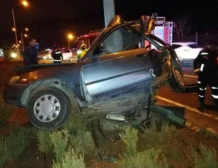 Korkunç kaza! Elektrik direğine çarpan otomobil...