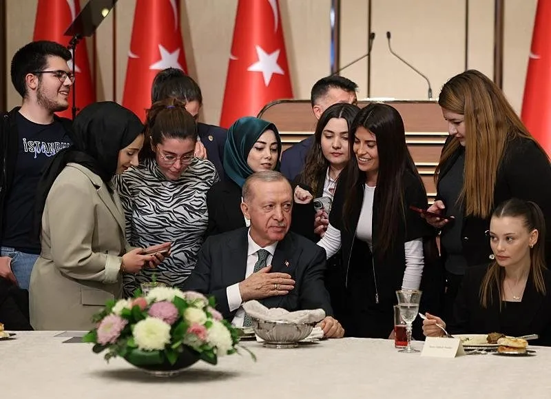 Başkan Recep Tayyip Erdoğan, Beştepe Millet Sergi Salonu'nda düzenlenen iftar programında üniversiteli gençlerle bir araya geldi. (AA)