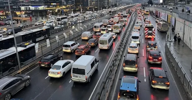 İstanbullu yine trafikte kaldı! Harita kırmızıya büründü yoğunluk yüzde 90'a dayandı