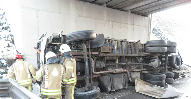 Beykoz'da meyve suyu yüklü kamyon devrildi