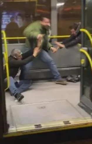 Metrobüste dehşet anları! Saldırıya uğrayan Mustafa Köklü: "Bıçak iyi ki bana geldi, eşime ya da çocuğuma da gelebilirdi"