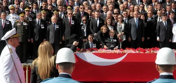 SÜLEYMAN DEMİREL İÇİN EVİNİN BULUNDUĞU GÜNİZ SOKAK'TAKİ TÖRENİN ARDINDAN TBBM'DE DEVLET TÖRENİ YAPILDI