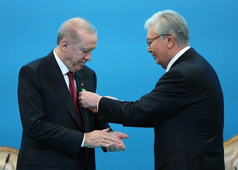 kazakistanda-konsey-toplantisi-baskan-erdogan-onumuzdeki-donemi-birlikte-turk-dunyasi-yuzyili-yapacagiz-1778752618524.jpeg Kazakistan'da Başkan Erdoğan'a Hoca Ahmet Yesevi Nişanı takdim edildi | "Önümüzdeki dönemi birlikte Türk Dünyası Yüzyılı yapacağız"-6