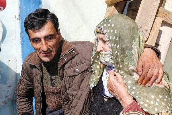 Evlatlarını 'öldü' sanıyorlardı! 15 yıllık evlat hasreti sosyal medyadaki o video ile sona erdi-4