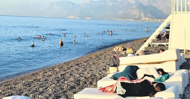 Yat tatili! Nemli havadan bunalan vatandaşlar geceleri Konyaaltı Sahili’nde yatmaya başladı