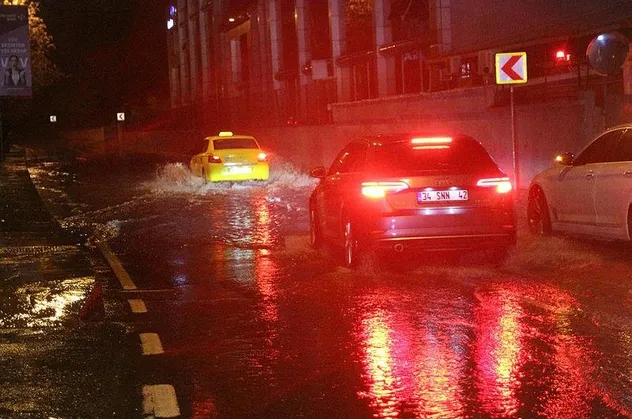 Son dakika: İstanbul'da şiddetli yağış! Sefer iptalleri var, trafik kilitlenme noktasında