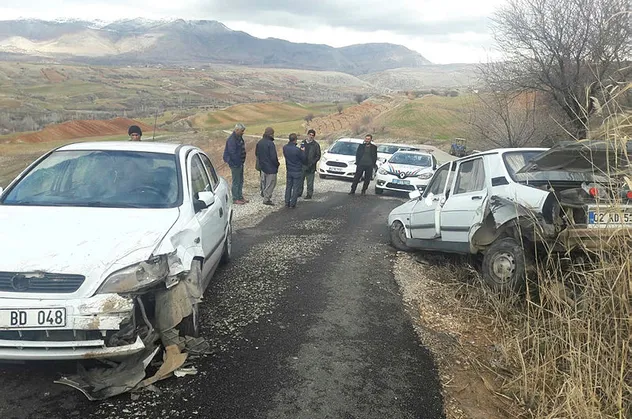 Adıyaman’da iki otomobil çarpıştı: 4 yaralı