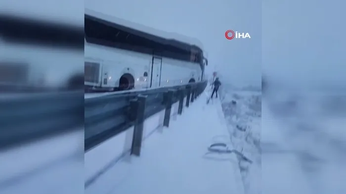 Son dakika: Kars Sarıkamış'ta feci kaza! Otobüs kontrolden çıktı: Ölü ve yaralılar var! Valilikten açıklama-3