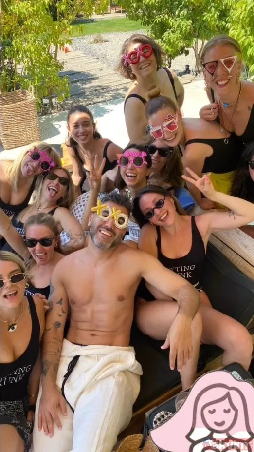 Zeynep Bastık bekarlığa veda partisinde beyaz bikinisiyle şov yaptı! O pozlar sosyal medyaya damga vurdu gören dönüp bir daha baktı - 4